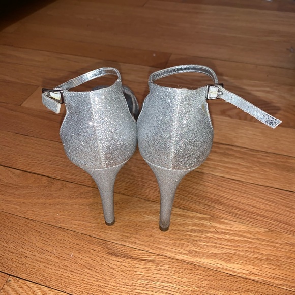 Silver heels - Picture 1 of 4